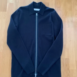 Svart overshirt från Samsøe Samsøe - Marinblå samsoe samsoe tröja. Aldrig använd endast testad då den va lite för stor på mig. Köpt på careofcarl. Ny skick och är inte nopprig som de flesta som ligger ute är. Storlek s passar 170-180. Nu pris runt 1400. 
