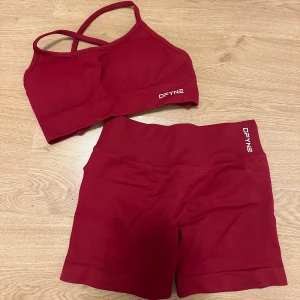 Dfyne set, impact - Säljer ett rött set från märket Dfyne, i serien impact. Setet är i väldigt gott skick. Storleken i toppen är M, men passar mig som är en S, samt att storlek i shorts är S