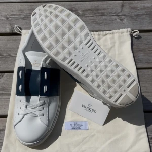 Valentino Opens Navy - Säljer ett par riktigt feta Valentino skor i storlek 44, skorna är omsnörade- Dm för original och flera bilder. Pris kan diskuteras, Mvh