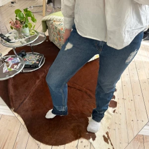 Blå jeans från Blanche Atelier - Snygga blå jeans från Blanche Atelier med slitna detaljer på låret och vid fickan. Nypris ca 1600kr och knappt använda💕💕🤝