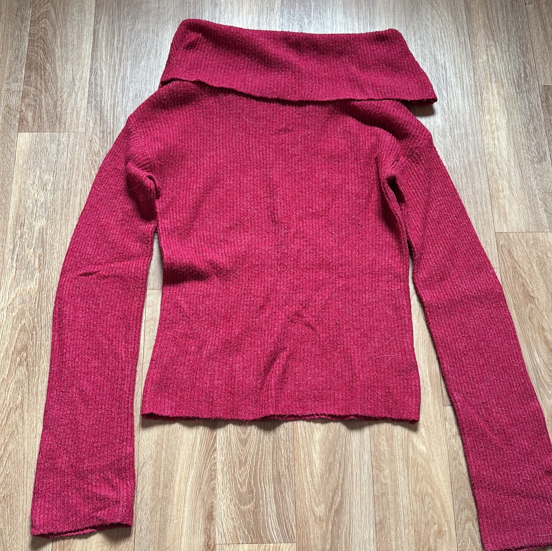 Vinröd stickad tröja