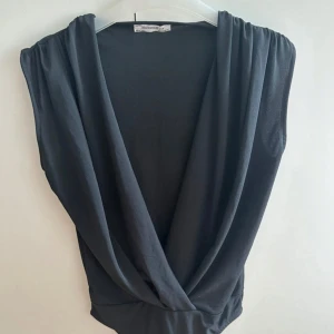 Svart omlott body - Snygg svart omlott body från Zara