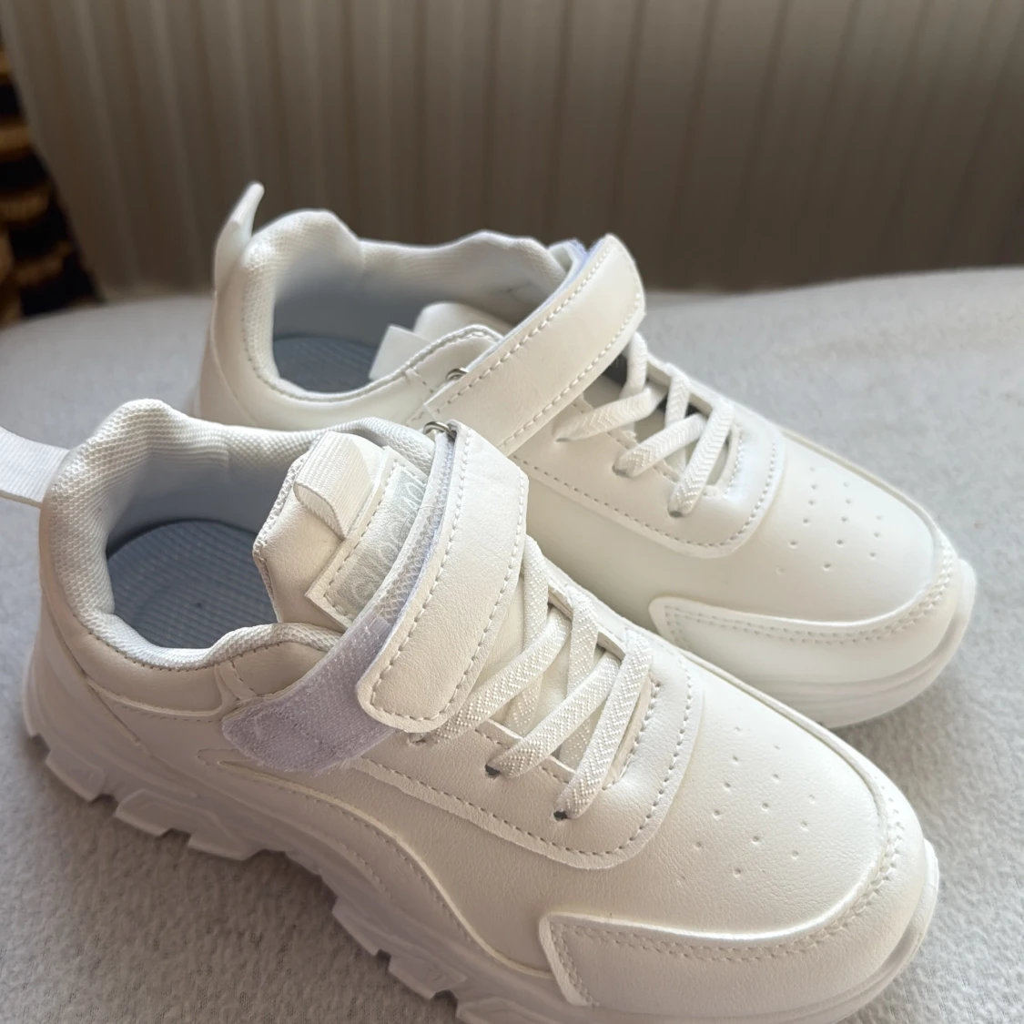 Chunky vita sneakers med kardborre