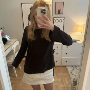 Skit snygg tröja från Zara  - Skit snygg tröja/topp från Zara 🔥🔥aldrig använd🔥🔥en liten slit på sidorna med band som man kan knyta till en rosett 🎀🎀(färgen är typ blå grå svart) köptes i julas men har aldrig kommit till användning 