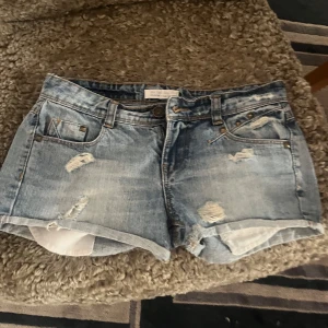 Lågmidjade jeansshorts med nitar - Säljer då dom ej passade mig, oanvända. Storlek 32. Nypris 500 säljer för 350 💕