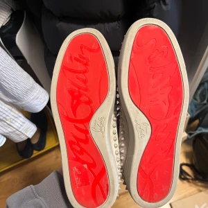 ♦️Louboutin Pik Boat Flat Sasso/Mat Sasso - Som nya, använd några gånger, dessa säljs bara på Mytheresa, kostar cirka 8800kr. Slutsåld i alla storlekar, bara strl 42 är kvar på Mytheresa men inte 39.  https://www.mytheresa.com/eu/en/men/christian-louboutin-pik-boat-shoes-grey-p00649987