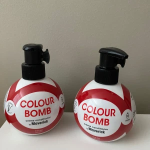 Röd färgbomb - Två stycken oöppnade färgbomber i nyansen Fire Red. Ger intensiv röd färg och vårdar håret samtidigt. Fungerar som inpackning/balsam, på blekt hår eller naturligt ljust hår