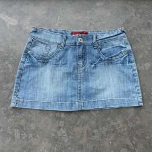 Miniskirt  - Så snygg jeans kjol! Midjemått tvärsöver: 39cm Längd:30cm💕lågmidjad🥰🥰