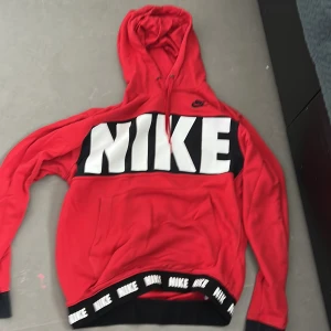 Röd Nike hoodie - Mycket bra skick  Storlek M