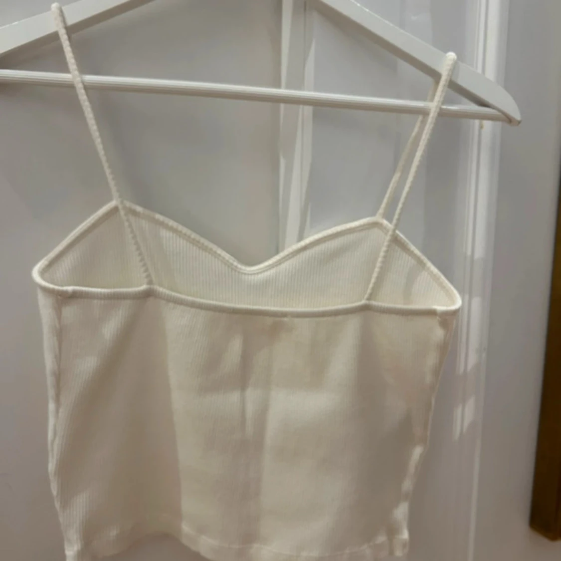 Vit ribbad linnetopp med smala band - 3