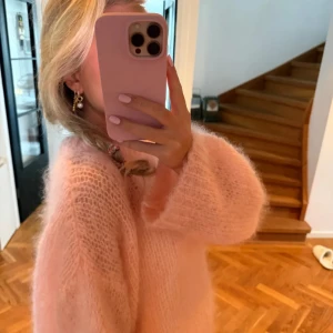 Ljusrosa stickad tröja - Köpte denna super fina tröjan från filippamontan för några veckor sedan❤️Den är verkligen jättefin men har redan massor av rosa tröjor💕💕Den är perfekt för dig som gillar en cozy och trendig vibe. Passar snyggt till både jeans och kjol.💕Köpte för 500 och säljer för 350🥰