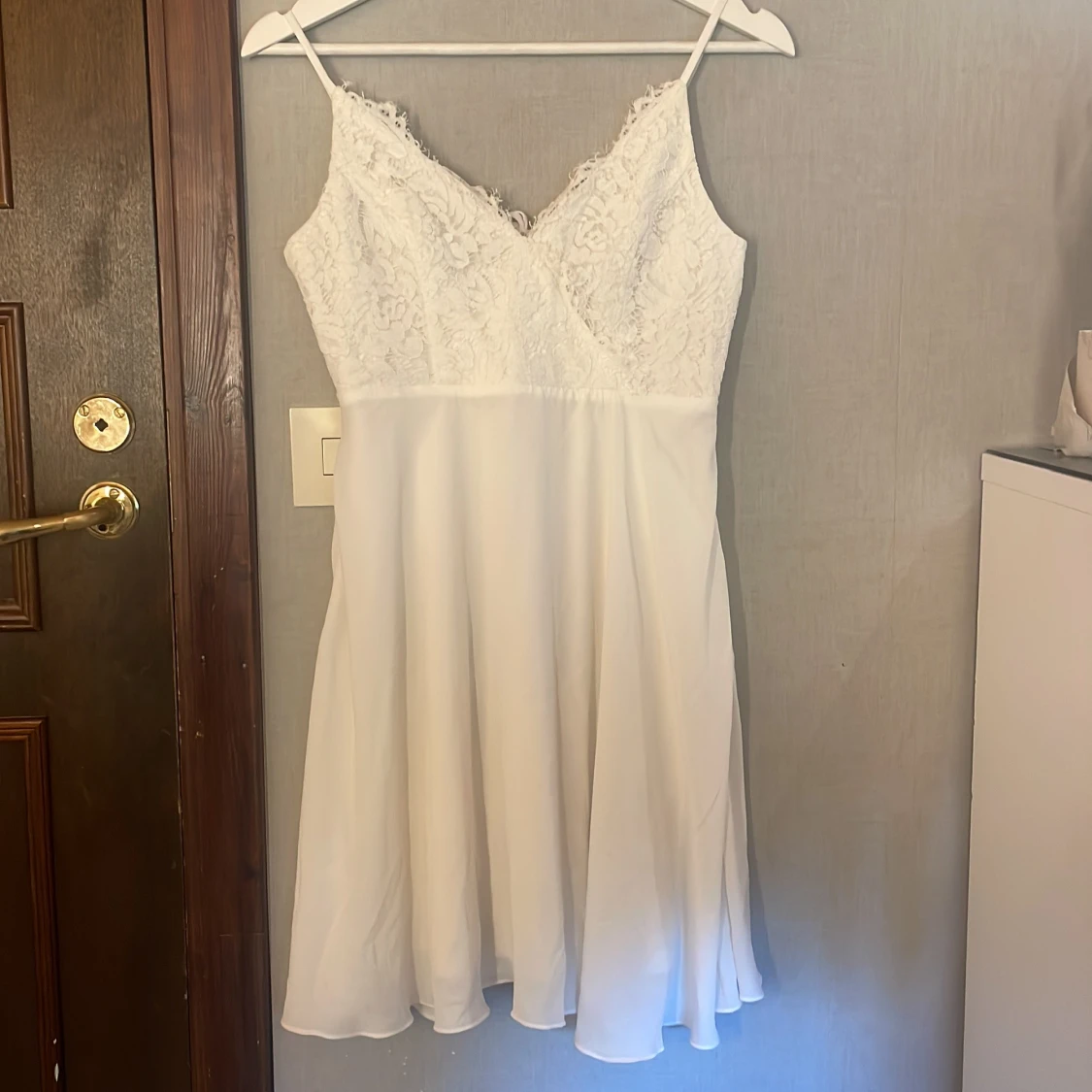 Vit spetsklänning med v-ringning