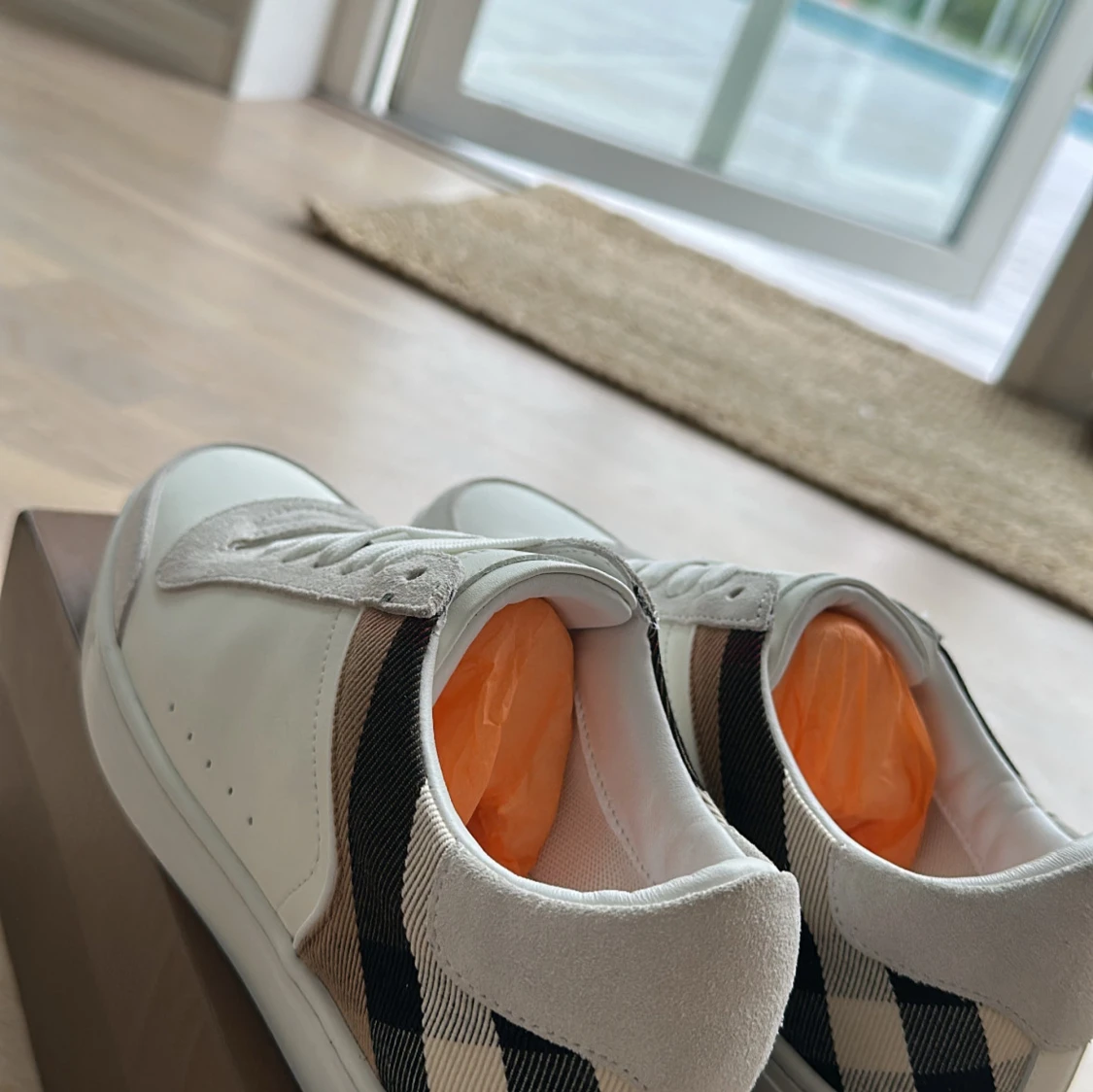 Burberry vita sneakers med rutigt mönster - 2