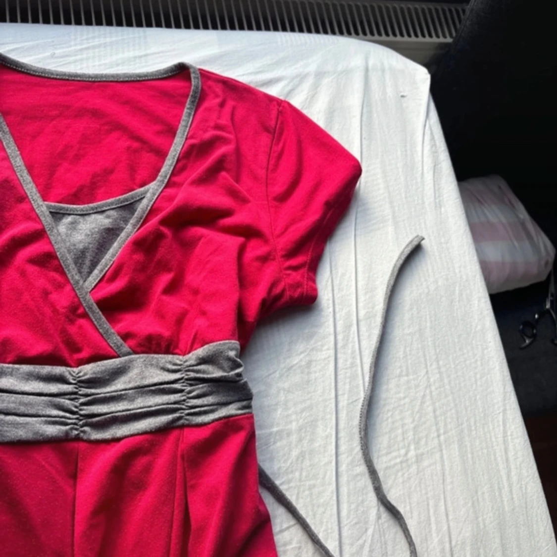 Röd omlotttopp med grå detaljer - 2