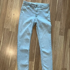 Ljusblåa jeans  - Säljer ett par ljusblå skinny fit jeans från H&M. Byxorna har klassisk femficksdesign, normal midja och är tillverkade i stretchig denim för en tight passform. Perfekta för dig som gillar en smal siluett och ljusa färger! 