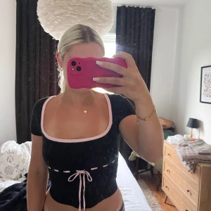 Supersöt topp - I storlek s, köpt från Urban outfitters med märket kimchi blue. Endast använd några få gånger så fint skick. 