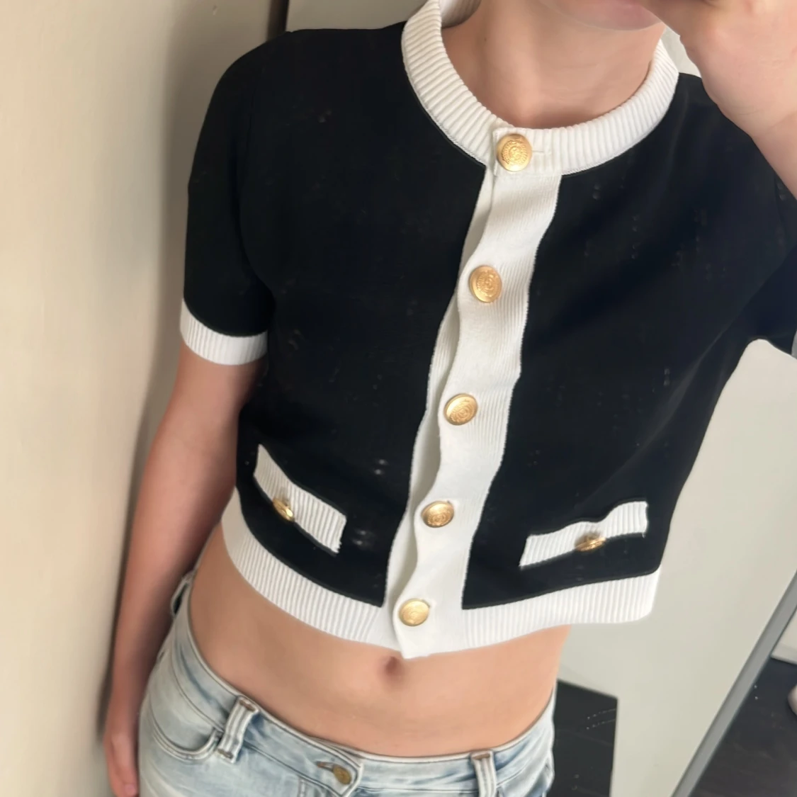 Svartvit kofta med guldknappar H&M XS - 4