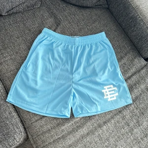 Blåshorts från Eric Emanuel - 🔥 Eric Emanuel-inspirerade shorts – exakt samma stil som originalen! Grym passform och kvalité. Perfekta till sommaren 🌞 passar även för storlek S 