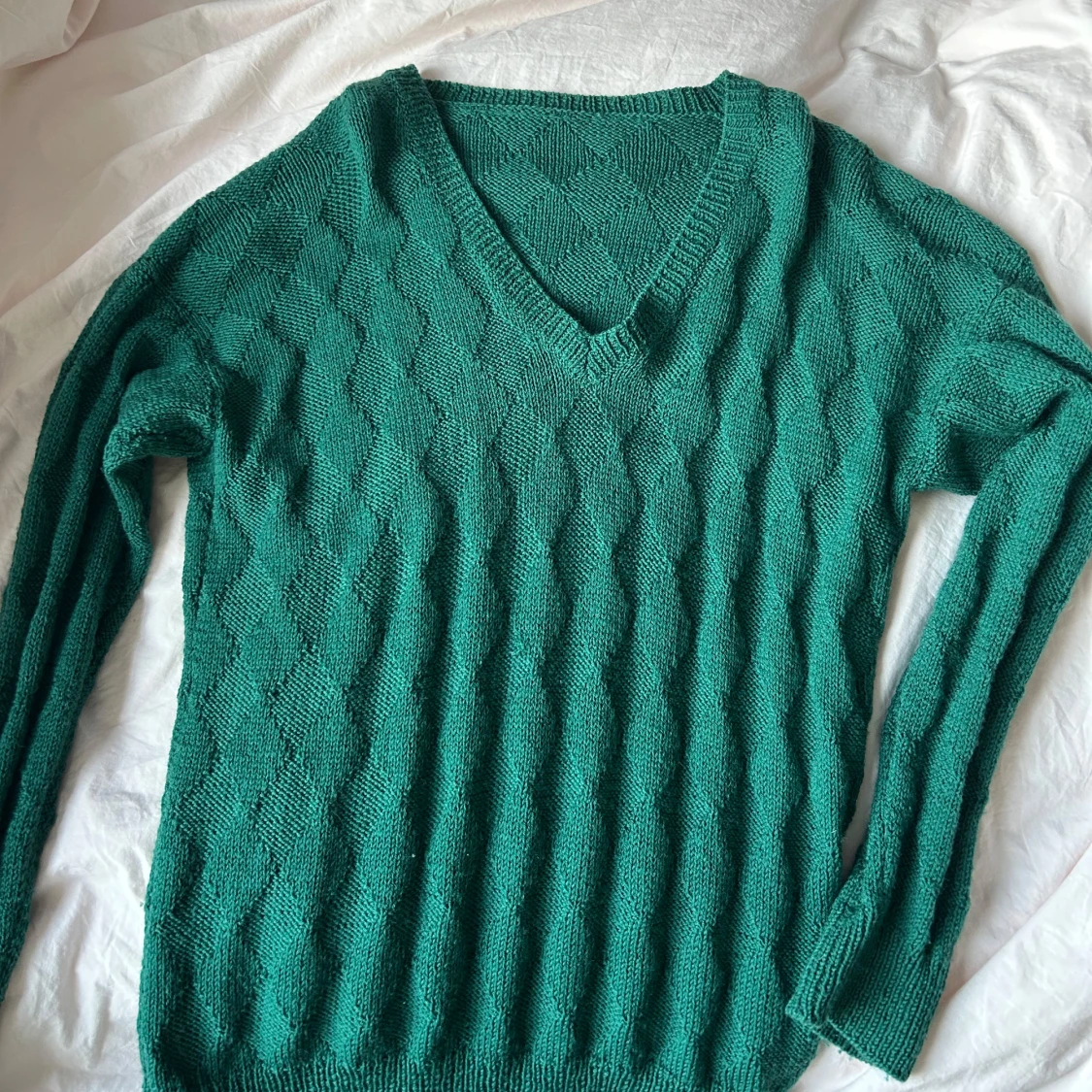 Grön stickad v-ringad tröja