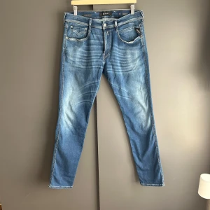 Replay anbass hyperflex jeans - Mycket fint skick, inga defekter. Nypris ca 2000kr. Mått finns. Skriv för mer information🤝