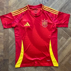 Adidas Spanien Hemmatröja 2022 - Mycket fint skick, använd 1 gång. Storlek S, hör av dig vid frågor!☀️