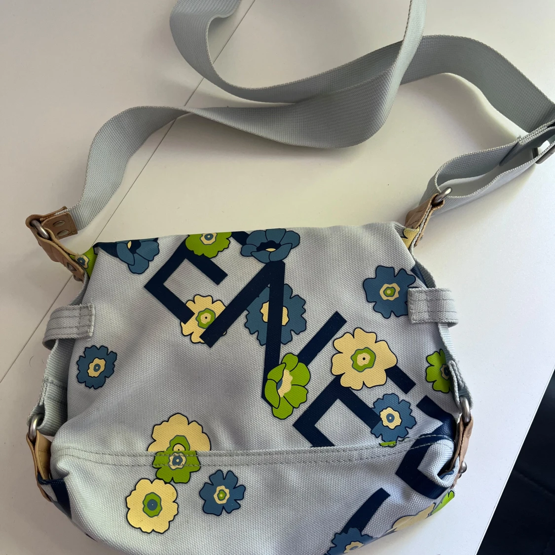 Blommig axelväska från Benetton