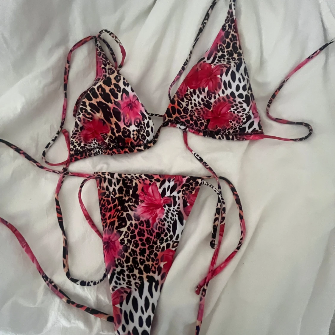 Leopardmönstrad bikini med blommor - 2