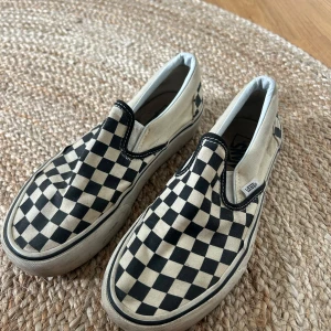 Slip-on platform Vans - Checkerboard - Slip-on platform från Vans i svart/vitt checkerboard