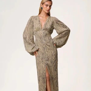 Zebra klänning Adoore - Intressekoll på min otroliga Adoore klänning🥹 Använd ett fåtal gånger! Tycker den är SÅ fin men den förtjänar att komma till användning mer🫶🏻