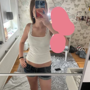 Vitt linne - Säljer ett super fint vitt linne för bra pris. Har för många så säljer ett par linnen.  💕