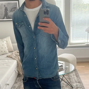Jack and Jones jeans skjorta  - As det skjorta, perfekt nu till sommaren till ett par Jeans, skick 10/10 inga defekter ingenting! 