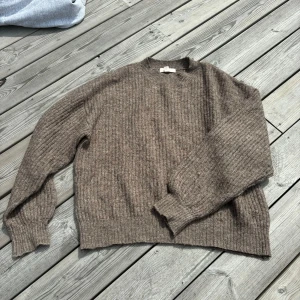 Stickad tröja - Brun stickad tröja från HM. Storlek S💓