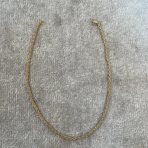 Guldfärgat kedjehalsband - Säljer ett snyggt halsband i guldfäeg med tvinnad kedja från Gino Verdi, endast använt ett fåtal gånger 😊