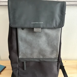 Ryggsäck från Kapten & Son - Ryggsäck från Kapten & Son, endast använd fåtal gånger! Nypris 1149 kr!