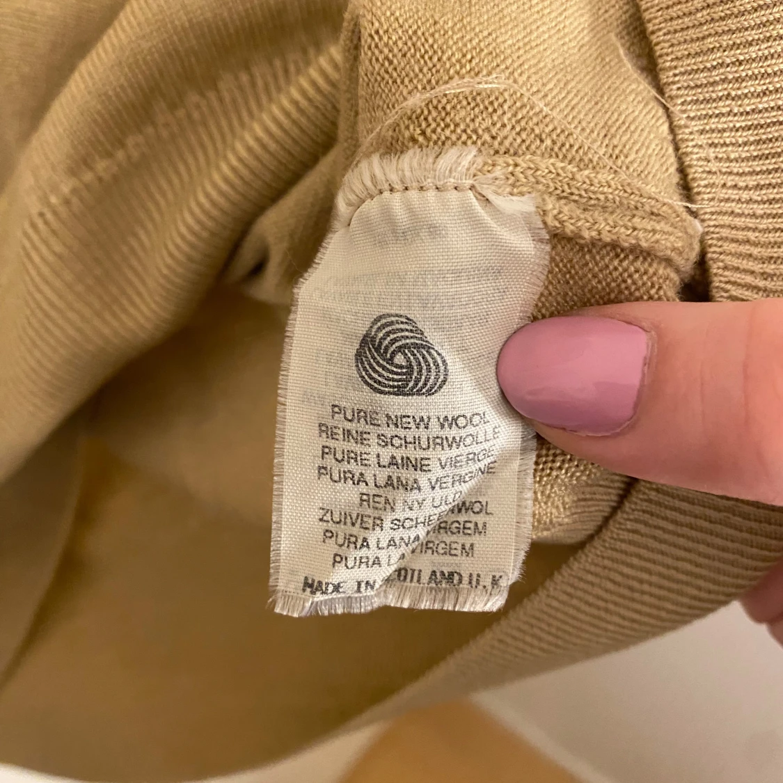 Beige v-ringad tröja från Burberrys - 3