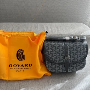 Svart axelväska - Helt ny, kommer med dustbag och väl packeterad