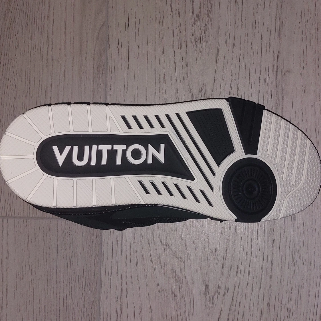 Svarta LV skates. - 1