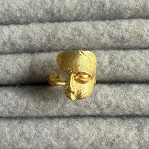 Mask ring  - Ringen är aldrig använd och 100 % rost- och nickelfri. Den är justerbar och passar därför alla! Hör gärna av dig om du har några frågor ☺️ 