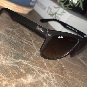 Svarta Ray-Ban RB4147 solglasögon - Säljer mina raybans då dom är för stora och vill köpa nya, det är ett litet märke ovanför glaset men nått man inte ser på långt avstånd. Storlek 60/15 och fodral följer med. 