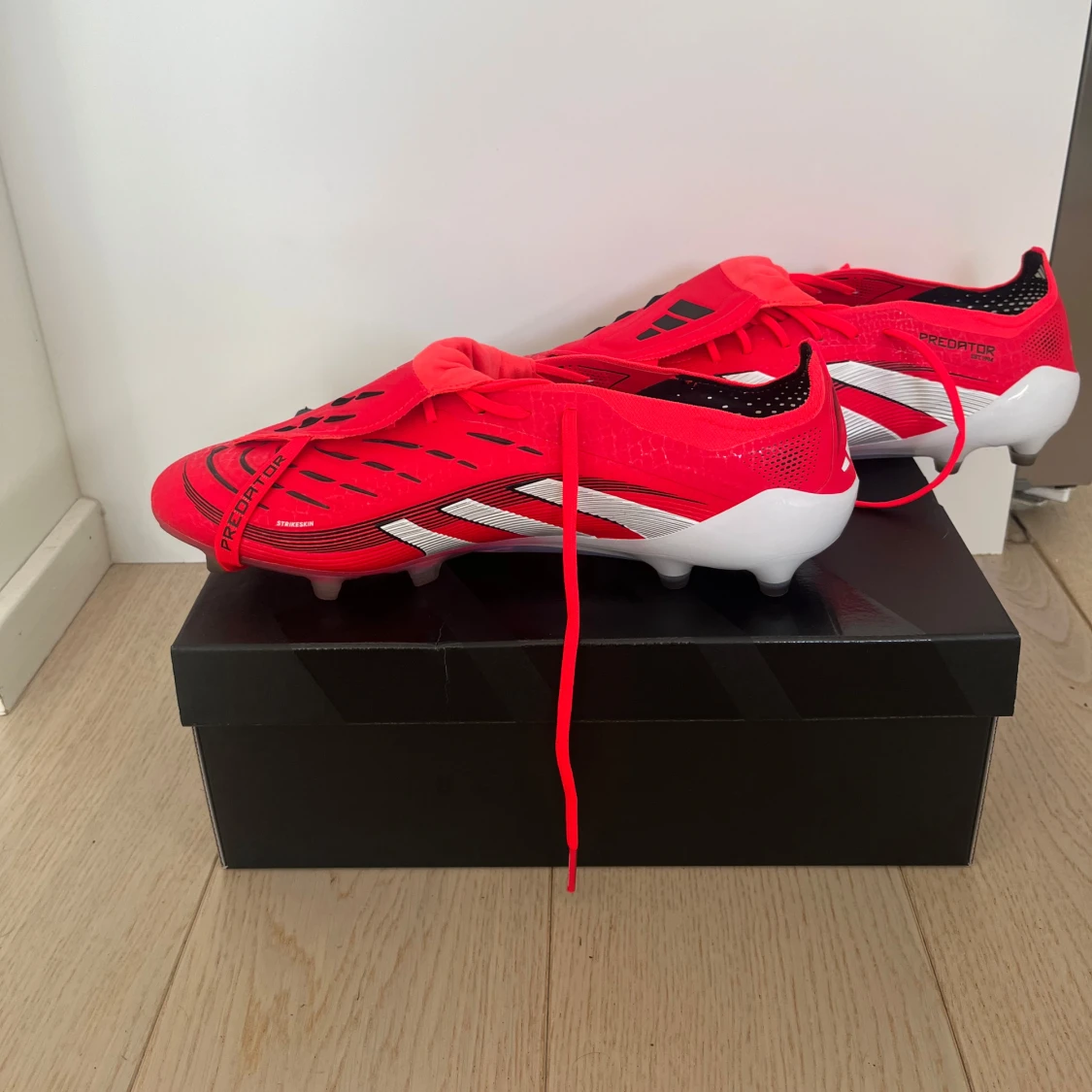 Adidas Predator röda fotbollsskor - 4