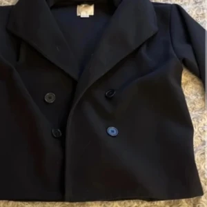 Kappa - Marin blå kapp från gina tricot. Passar bra som Xs ( tror jag ) inga skador som jag har märkt och den är slutsåld