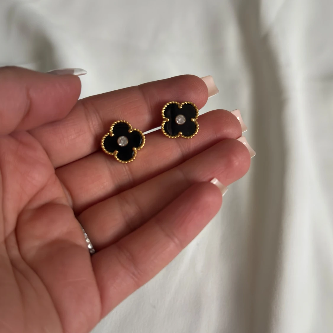 Svart-blommiga örhängen med guldkant - 1