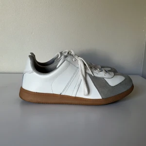 Vita BW-Army Gats från Adidas - Nyskick, knappt använda. Säljer då de var lite för små för mig.