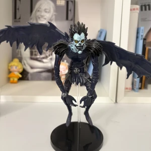 Anime Figur (Death Note) - Ryuk figur från Death Note, ej officiell! Har bara suttit på hyllan så har lite missfärgningar men annars helt ok skick :3 Vingar och stand går att ta av! Tar bara köp nu <3