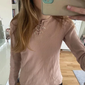 Beige långärmad tröja med snörning - Så fin topp som är perfekt till sommaren💖💐 passar bra för mig som är xs!