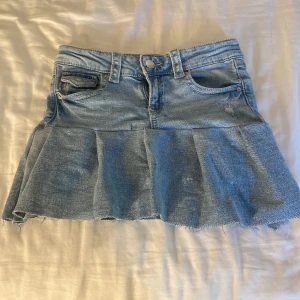 Ljusblå jeanskjol med volangkant - Säljer en ljusblå jeanskjol med volangkant. Har sytt den så från början va det ett par jeans från Gina. Kjolen är i xs skulle jag säga. 🩷