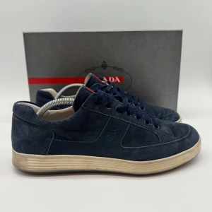 PRADA SNEAKERS - Prada sneakers - Skick: 8,5/10 - Storlek 42/ 8 US - Tillbehör: Box - Nypris 7200kr - deluxecloset 