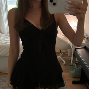 Svart miniklänning med volang och spets - OTROLIGT snygg miniklänning i spets med volangkjol, söta knytband och inbyggda shorts. Perfekt till sommar och fest! <3 endast använd ett fåtal gånger