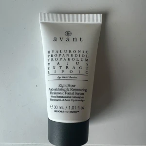 Avant Hyaluronic Facial Serum 30ml - Hyaluronic Eight Hour Antioxidising & Retexturing Facial Serum från Avant. Kommer i en vit tub med svart skruvkork, innehåller 30 ml. Serumet är rikt på hyaluronsyra och antioxidanter, perfekt för att boosta huden och ge extra fukt.