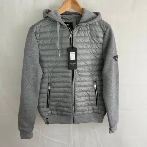 John ricci cardigan  - Helt ny! Modellen är 185 och bär S, passar xs
